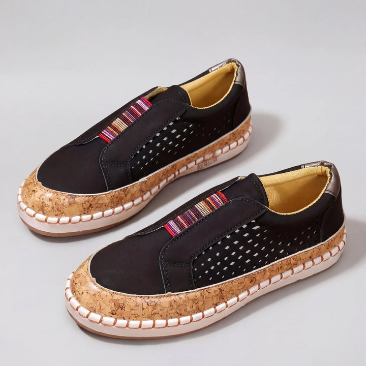 Närbild på beiga damskor för vardag och sommar med slip-on design
