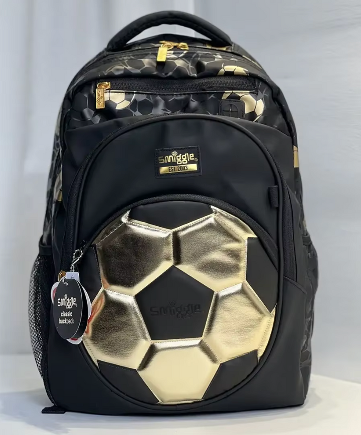 Detaljbild framifrån på skolryggsäck med fotbollsdesign och dragkedjor