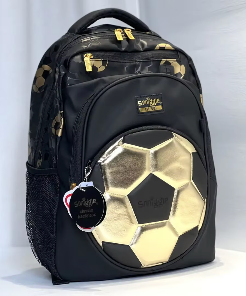 Snygg skolväska för unga fotbollsfans i guld och svart utförande