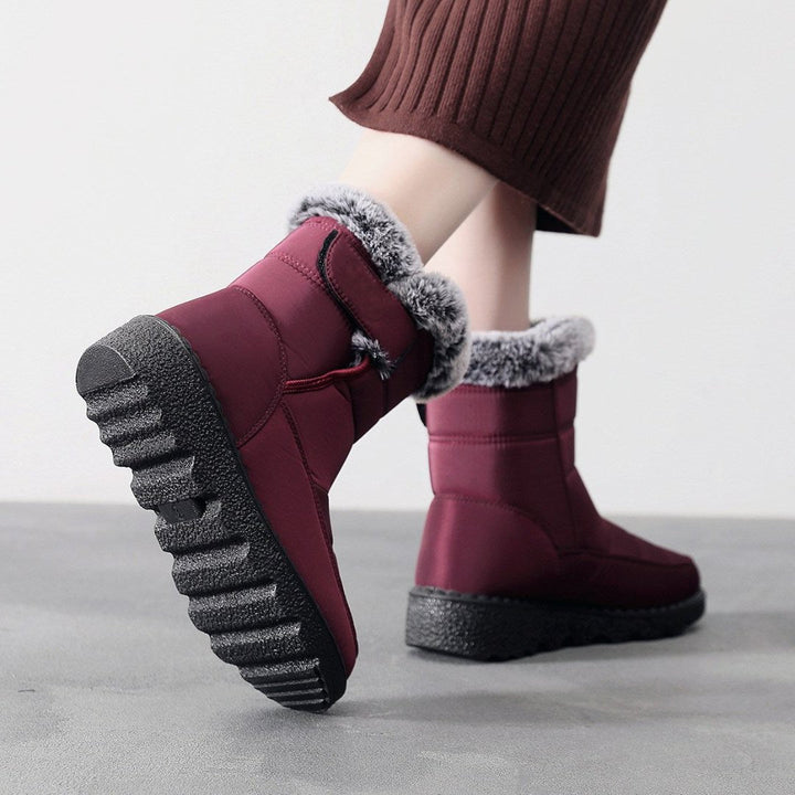 Vinterstövlar med kilklack som visar den grova yttersulan för bra halkskydd