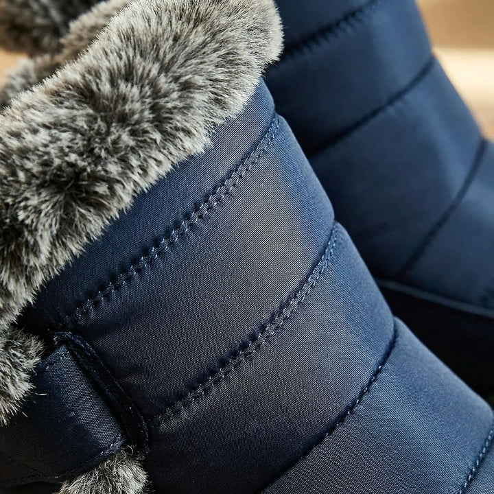 Närbild på den quiltade designen och fuskpälskragen