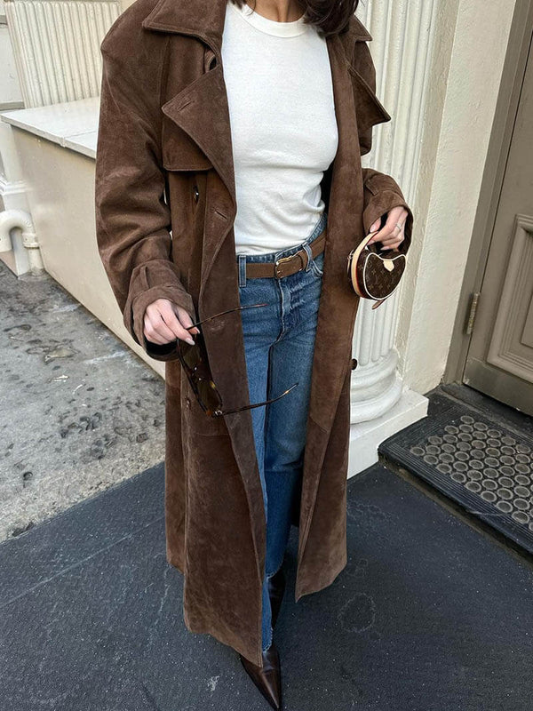 Damernas bruna trenchcoat i mjuk mocka buren utomhus
