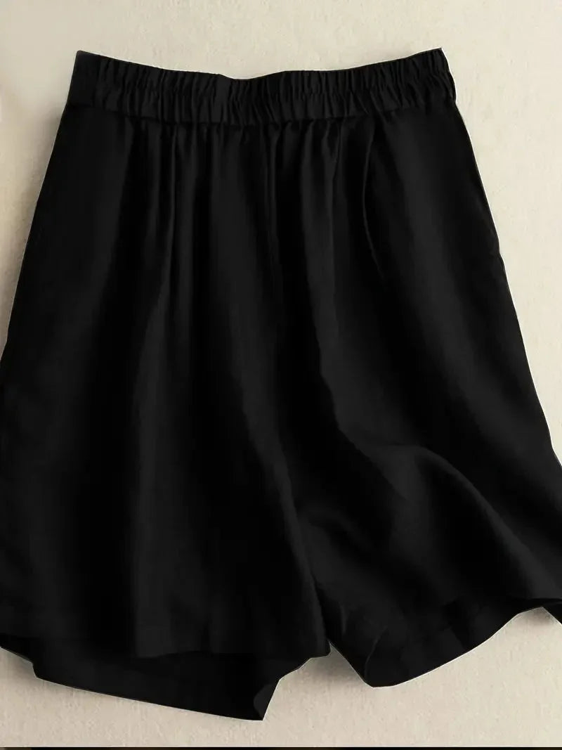 Svart damshorts uppifrån med veckad design