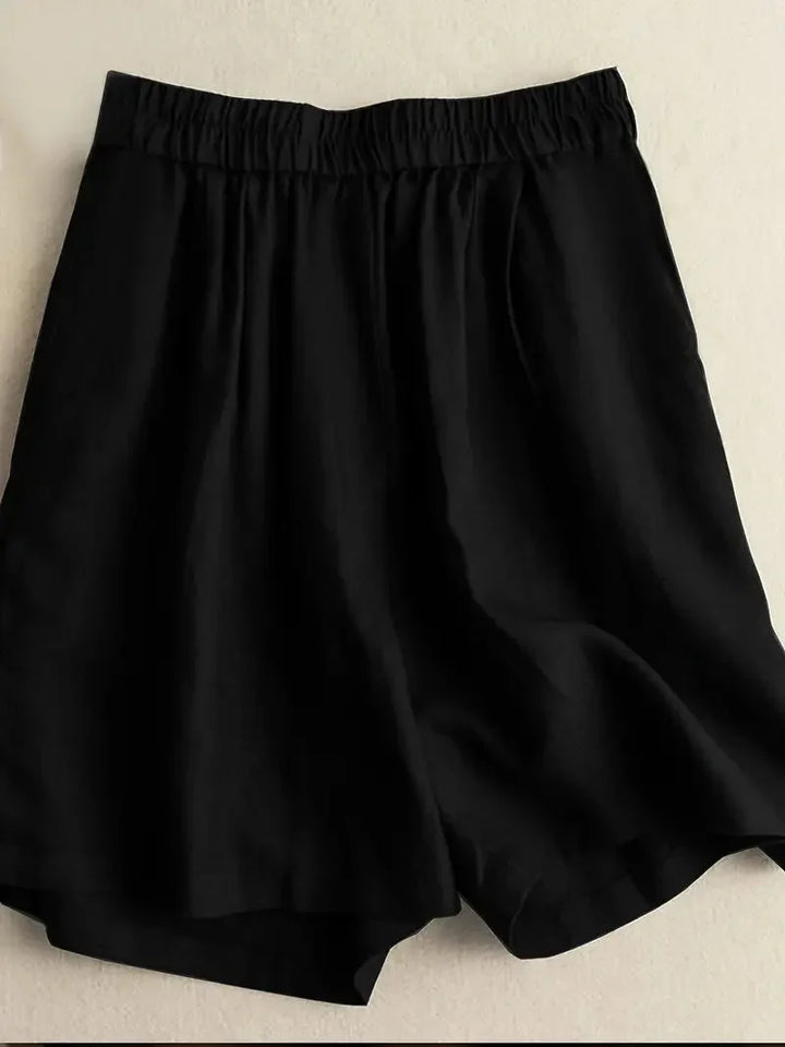 Svart damshorts uppifrån med veckad design