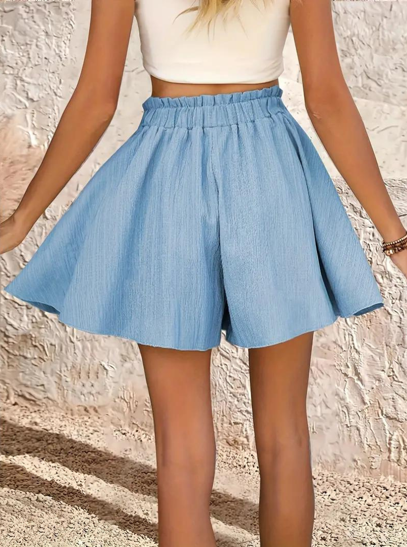Modell som bär bekväma semestershorts utomhus