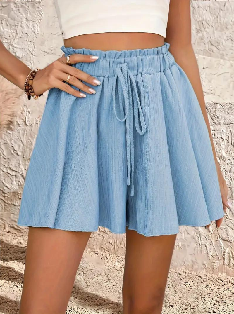 Trendiga sommarshorts för dam matchade med accessoarer