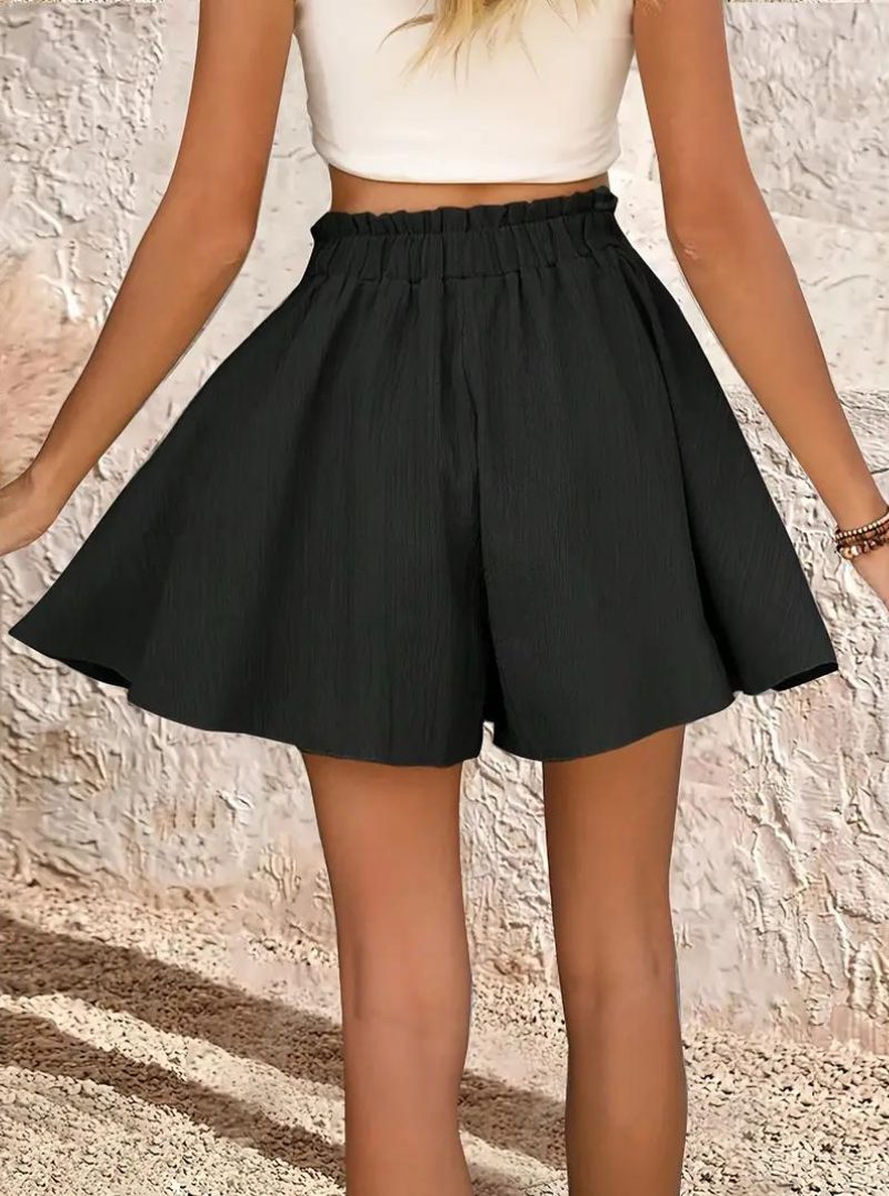 Trendiga minishorts för dam i flowy material från sidan