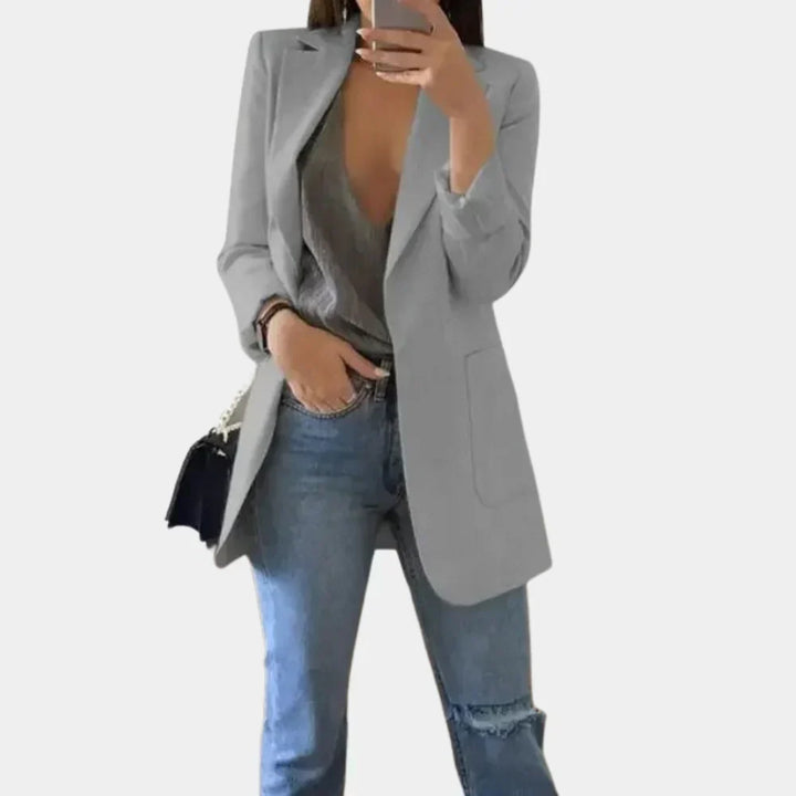 Svart damkavaj med insydd midja för en elegant och modern silhuett