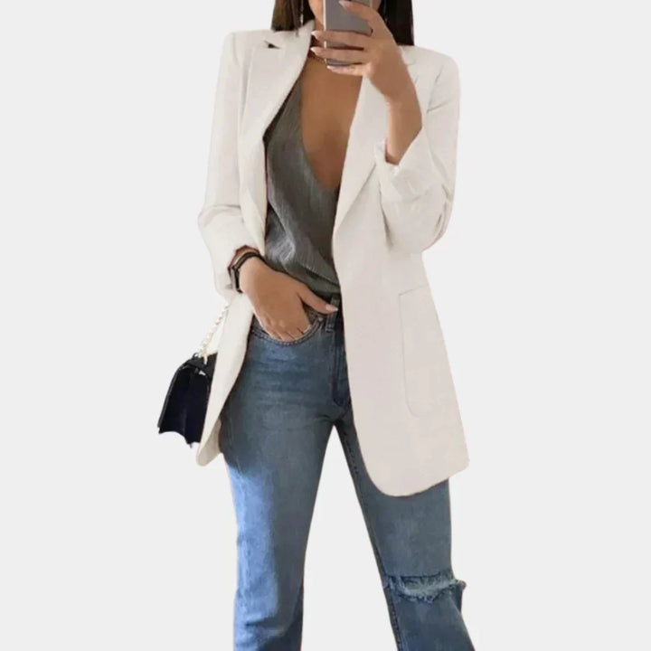Stilren lång slim fit blazer för kvinnor sedd bakifrån