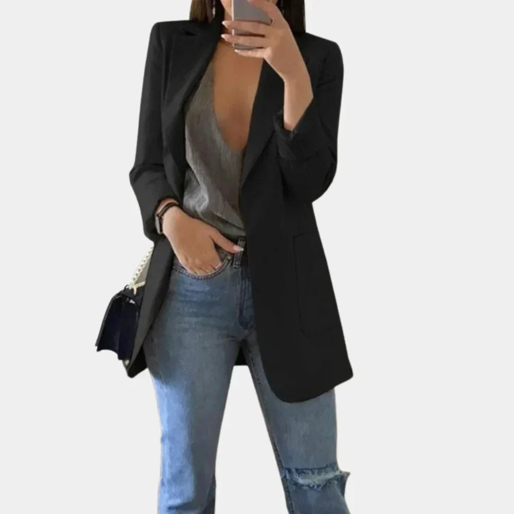 Svart lång blazer för kvinnor mot vit bakgrund