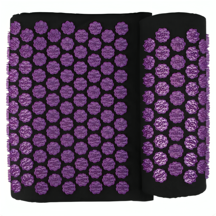Hoprullad lila spikmatta som visar flexibel design