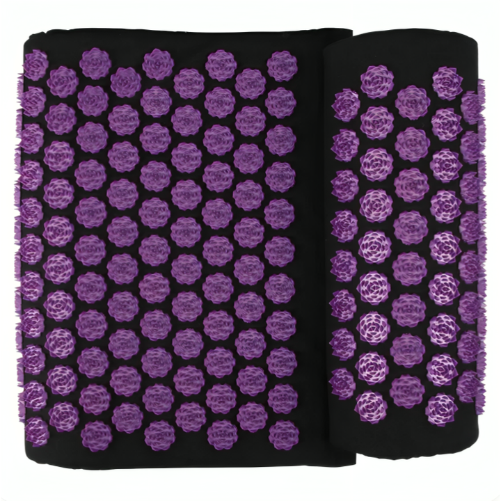 Hoprullad lila spikmatta som visar flexibel design