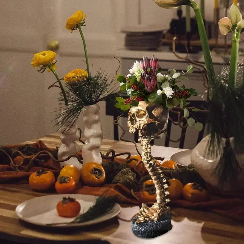 Gotisk blomkruka formad som en ryggrad och skelett