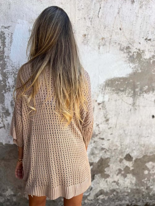 Beige stickad damtopp med v-hals och bekväm passform