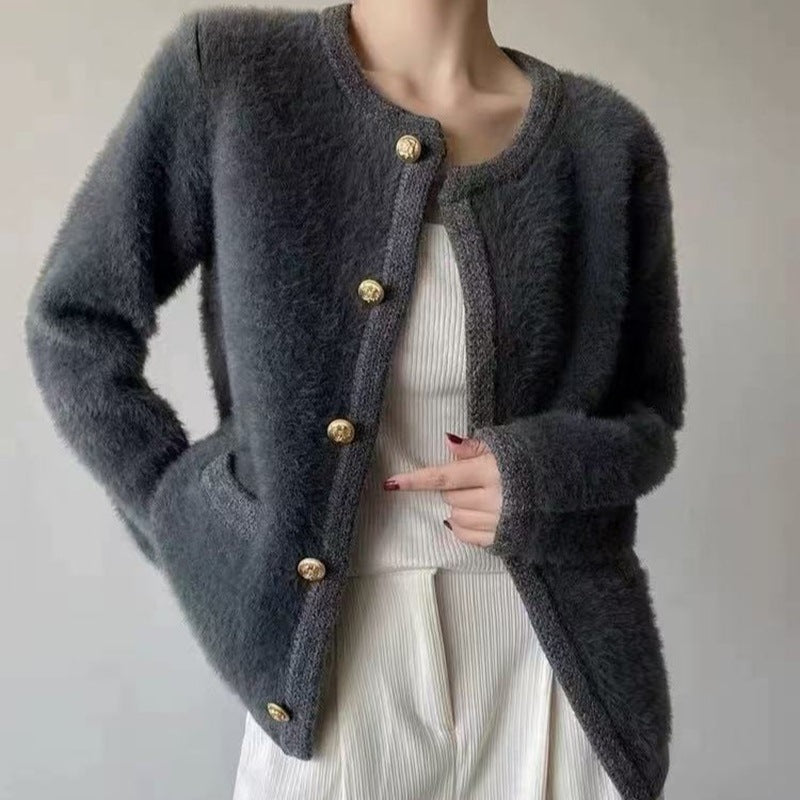 Stilren stickad cardigan som hänger elegant på galge