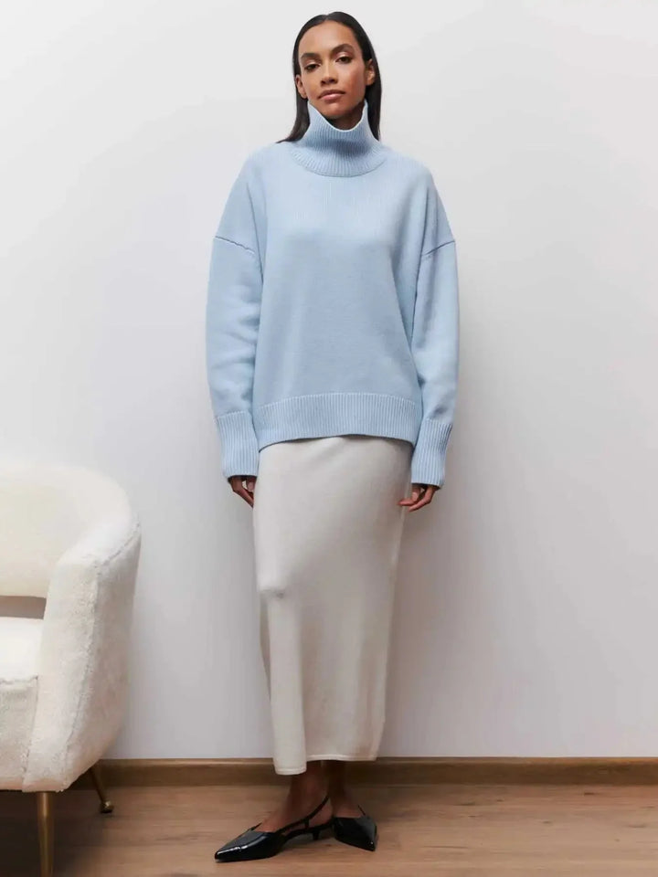 Porträtt av modell i oversized damtröja med sköldpaddshals