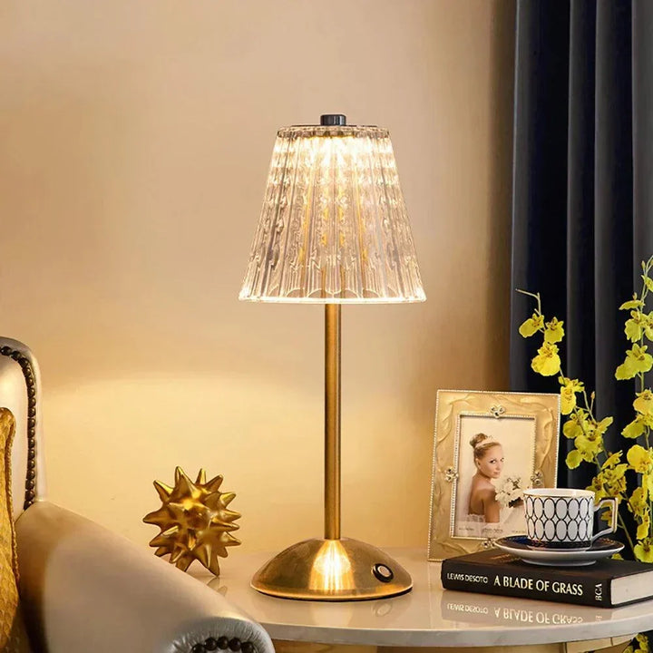 USB-laddad bordslampa i modern stil som sprider ett varmt och mysigt sken i rummet