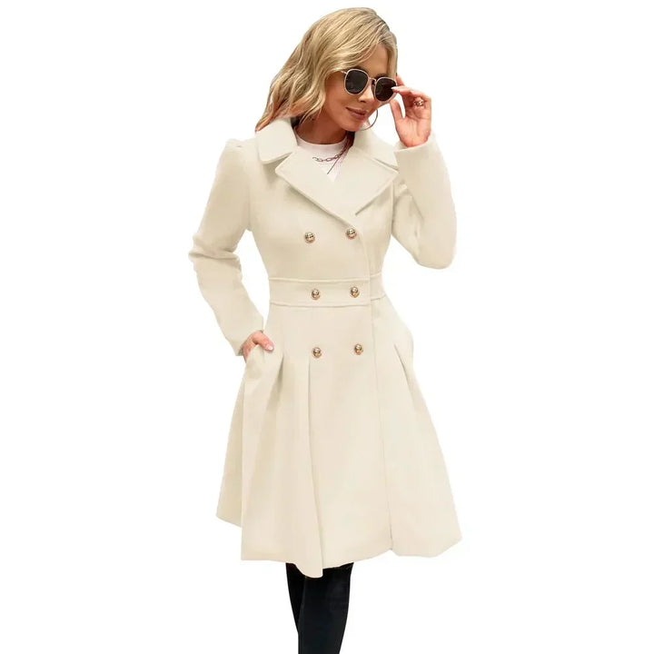 Beige damkappa i A-linjemodell med solglasögon på modell
