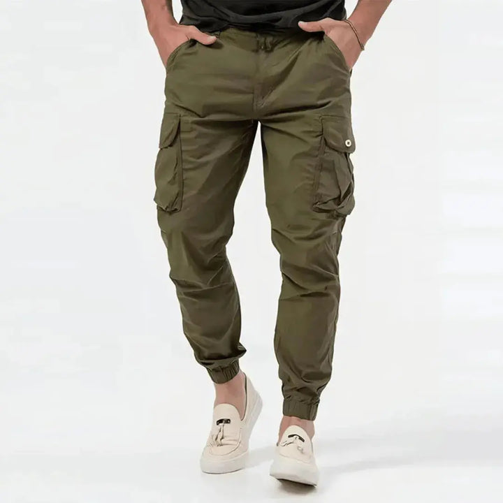 Komfortabla herrmode joggers med perfekt passform och funktionella benfickor.