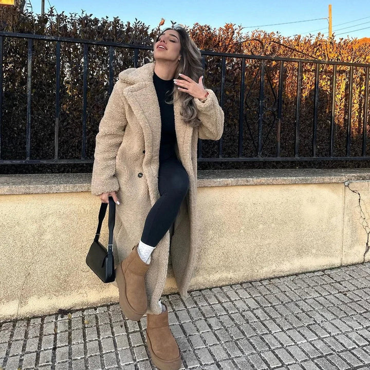 Elegant lång dubbelknäppt teddykappa i khaki för dam, perfekt vinterjacka