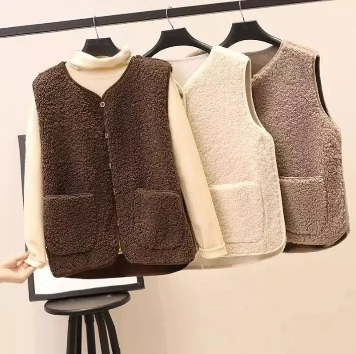 Trendigt höstmode med damernas ärmlösa teddyväst i vardagslook