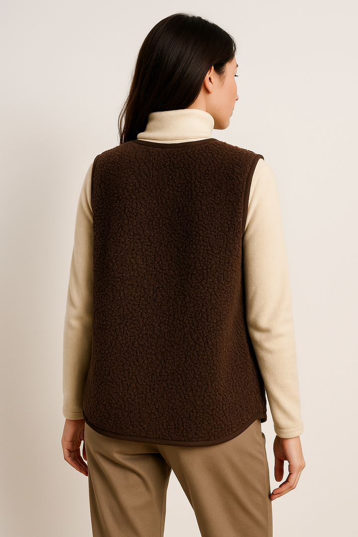 Kvinna i Mörk Khaki Teddy Gilet ärmlös väst bakifrån