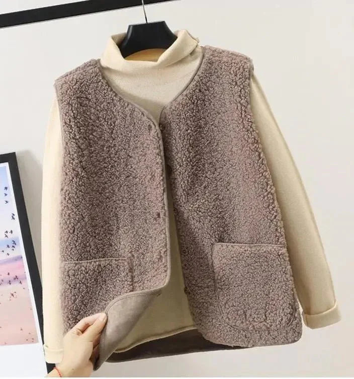Värmande ärmlös väst i fluffigt material med praktiska fickor