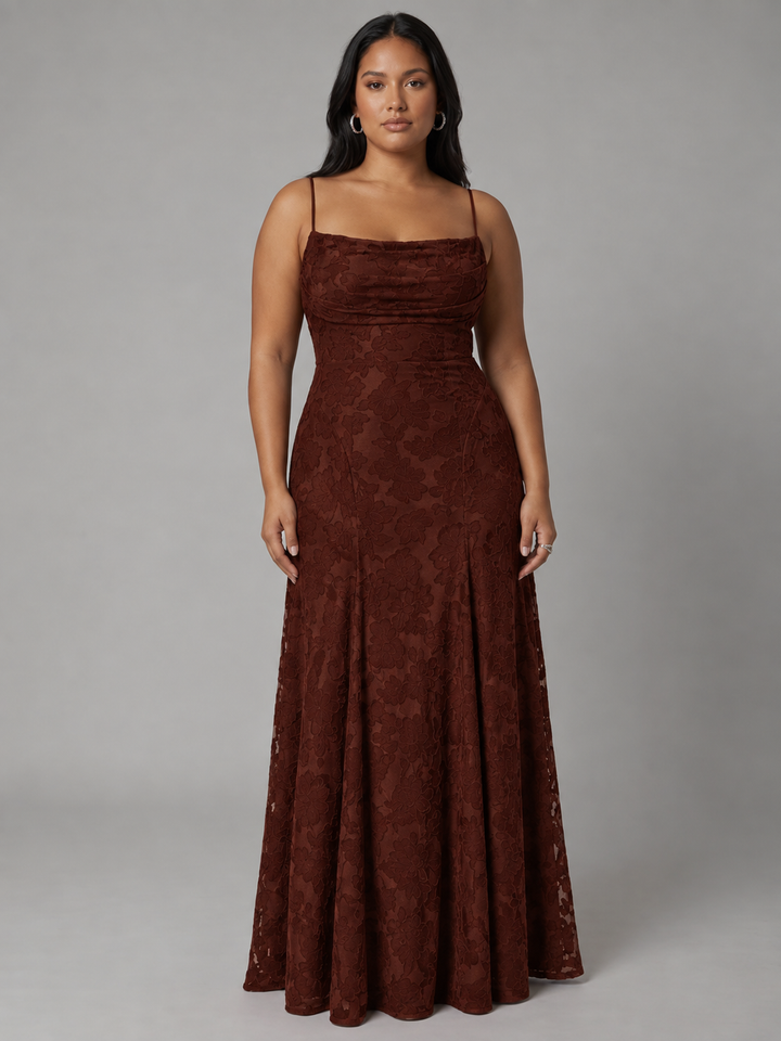 Lång gul damklänning som framhäver en elegant stil på festen