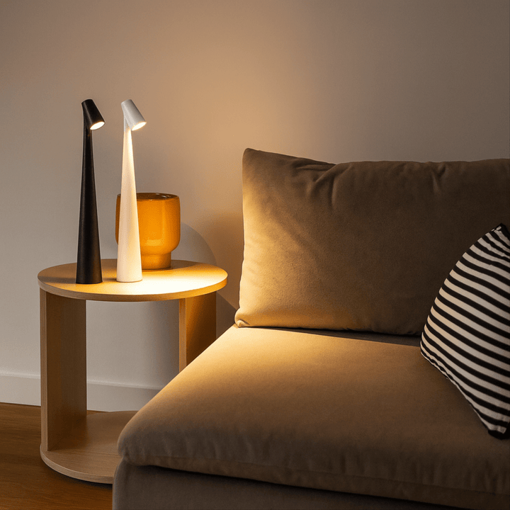 Modern LED lampa med batteridrift som sprider ett varmt och inbjudande sken