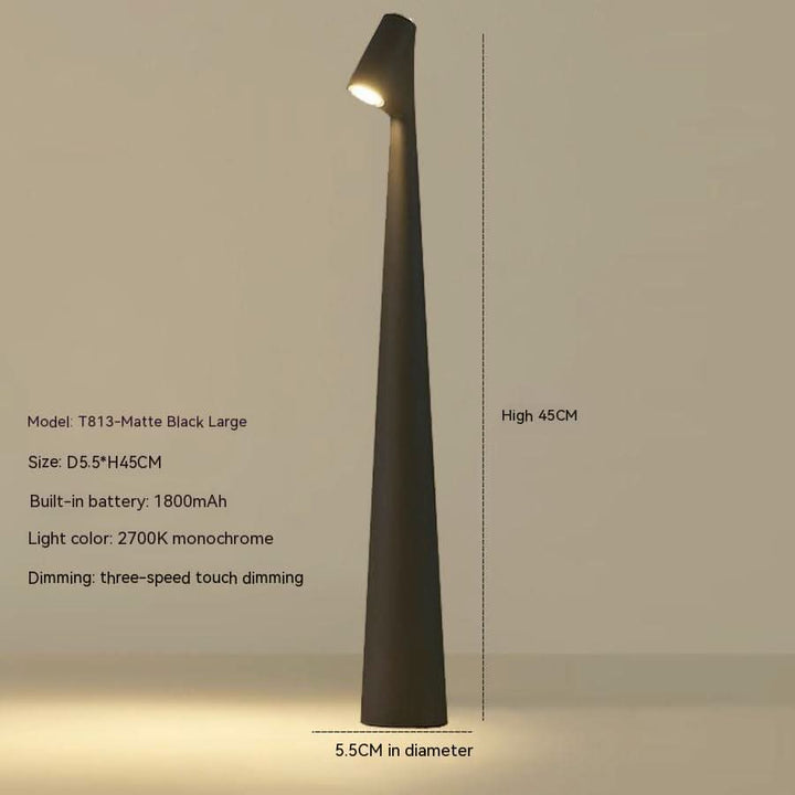 Trådlös LED lampa som står på en bokhylla som dekorativ inredningsdetalj