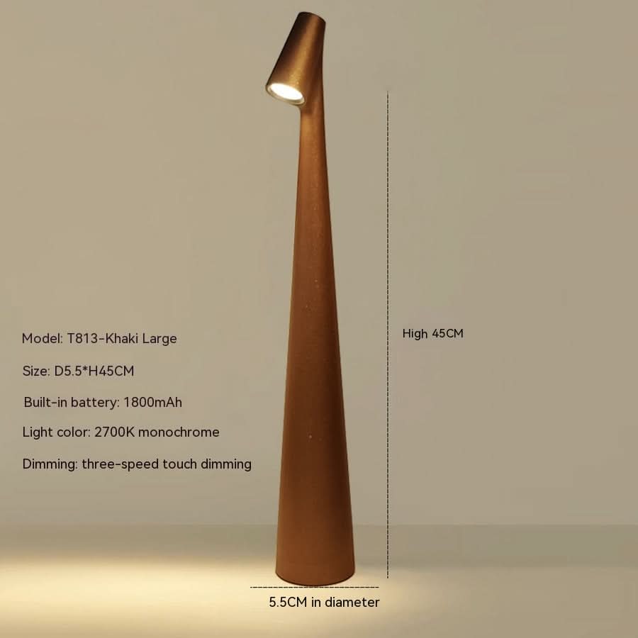Atmosfärisk belysning med trådlös LED bordslampa tänd under kvällstid