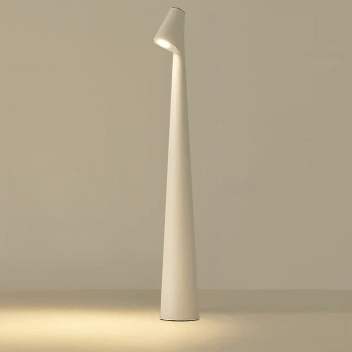Närbild på dimbar LED bordslampa som visar den slimmade metallskärmen och varm belysning