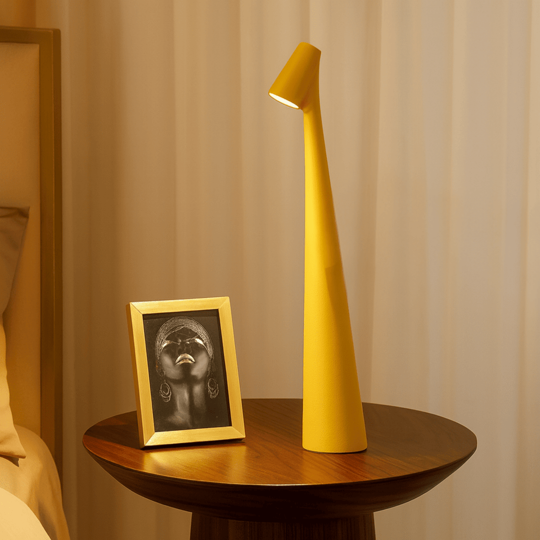 Uppladdningsbar trådlös lampa placerad på ett modernt sidobord i ett mysigt vardagsrum