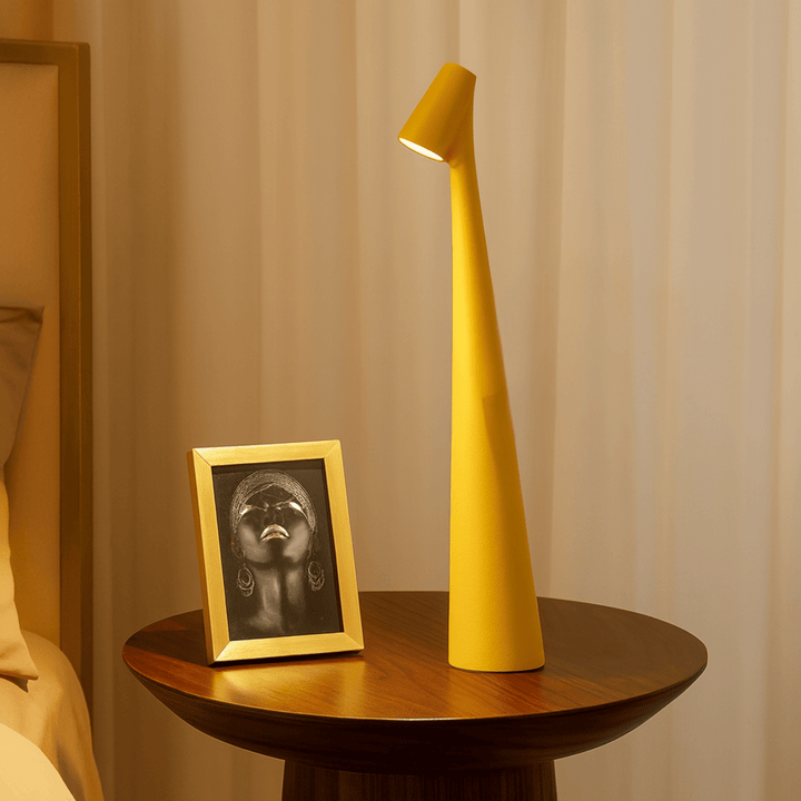 Uppladdningsbar trådlös lampa placerad på ett modernt sidobord i ett mysigt vardagsrum