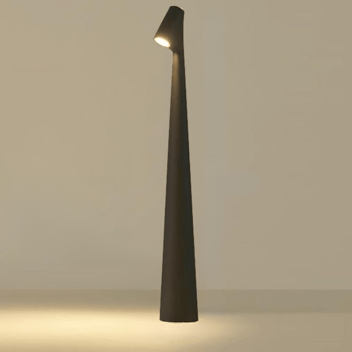 Svart trådlös LED bordslampa i metall med varmt ljus i ett modernt rum