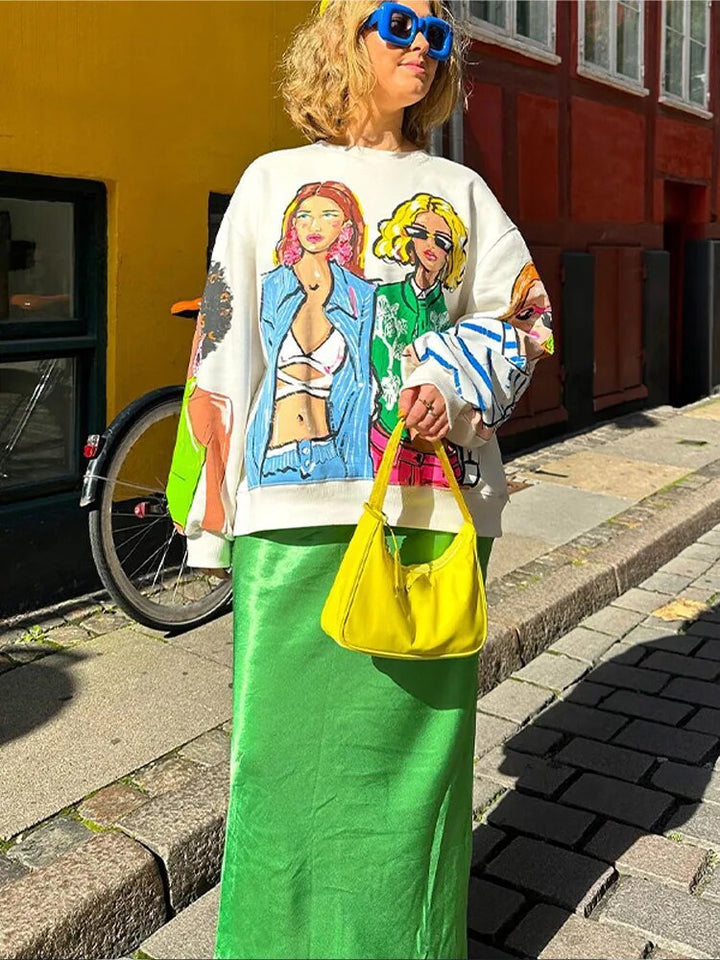 Kvinna i färgstark mönstrad tröja och grön kjol på gatan