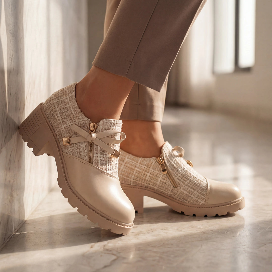 Stilrena beige dam ankelbooties med låg blockhäl och rosett