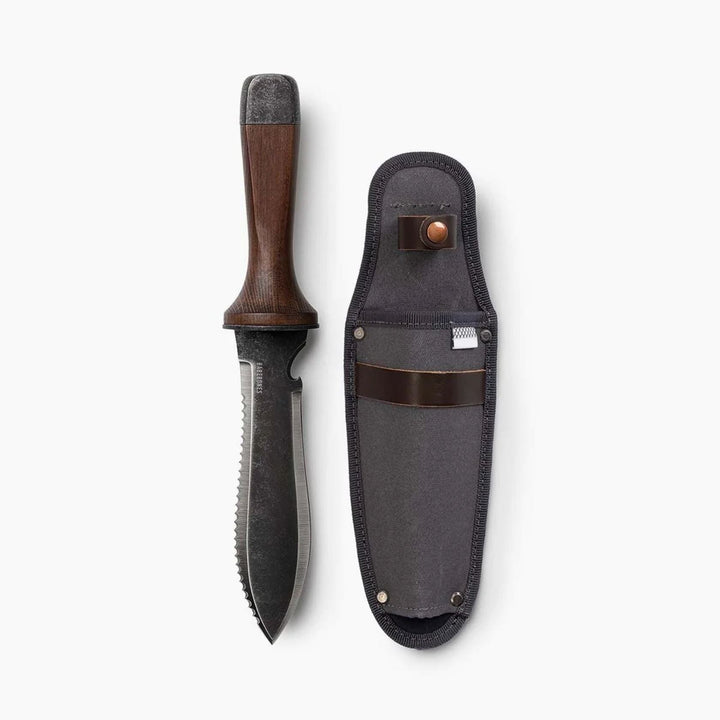 TrailForge Pro Grip utomhuskniv med tillhörande svart fodral på ljus bakgrund