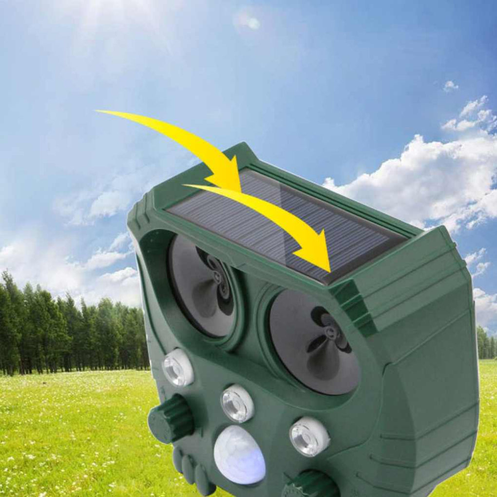 Närbild på solpanelen högst upp på djuravvisaren för trädgården