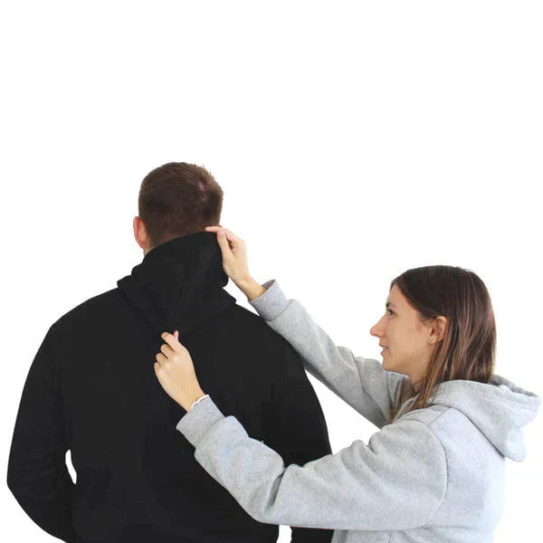 Modell som bär den grå vinterhoodien utomhus i kyla