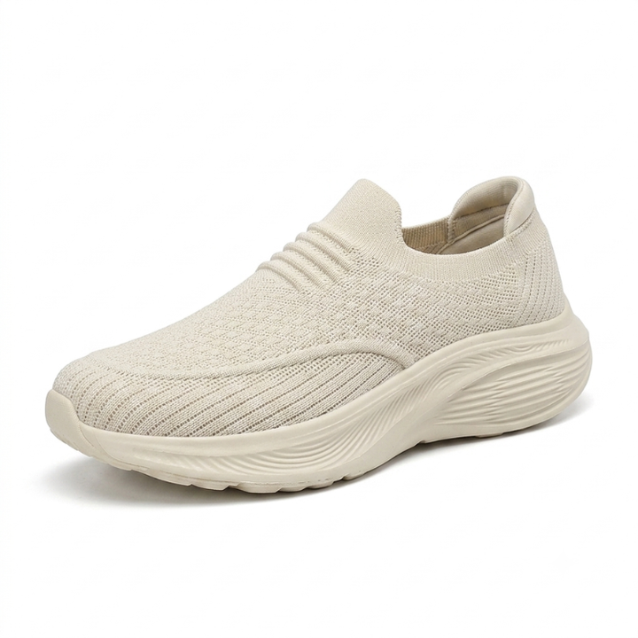 Närbild på ovandelen av slip-on komfortskor, ventilerande vardagsskor