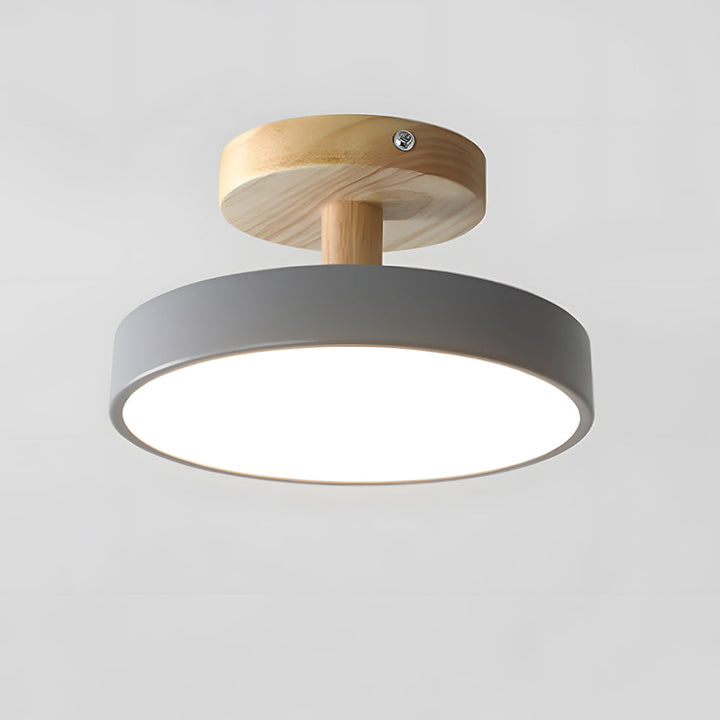 Modern lampdesign i trä och metall tänd mot mörk bakgrund