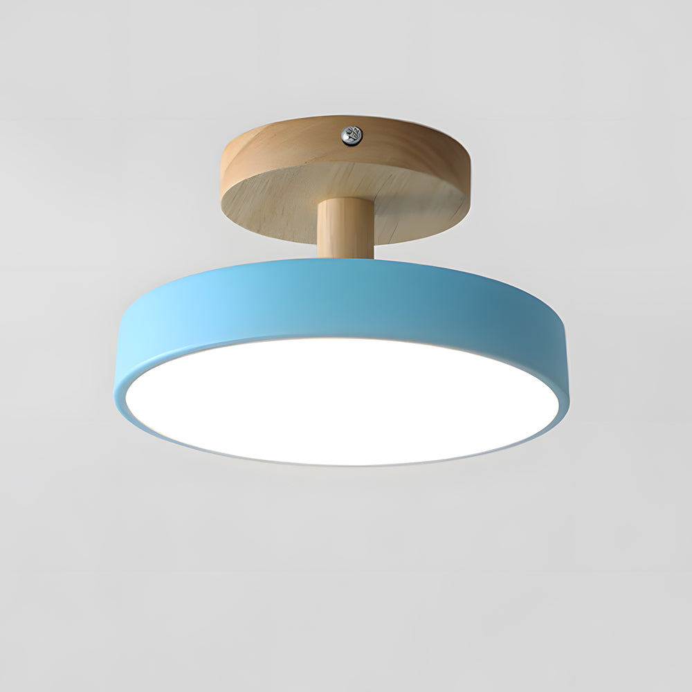 Inspirerande heminredning med industriell taklampa i trä