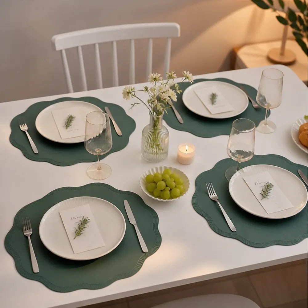 Dukat matbord för fyra personer med gröna Wearbella bordsunderlägg och blomvas