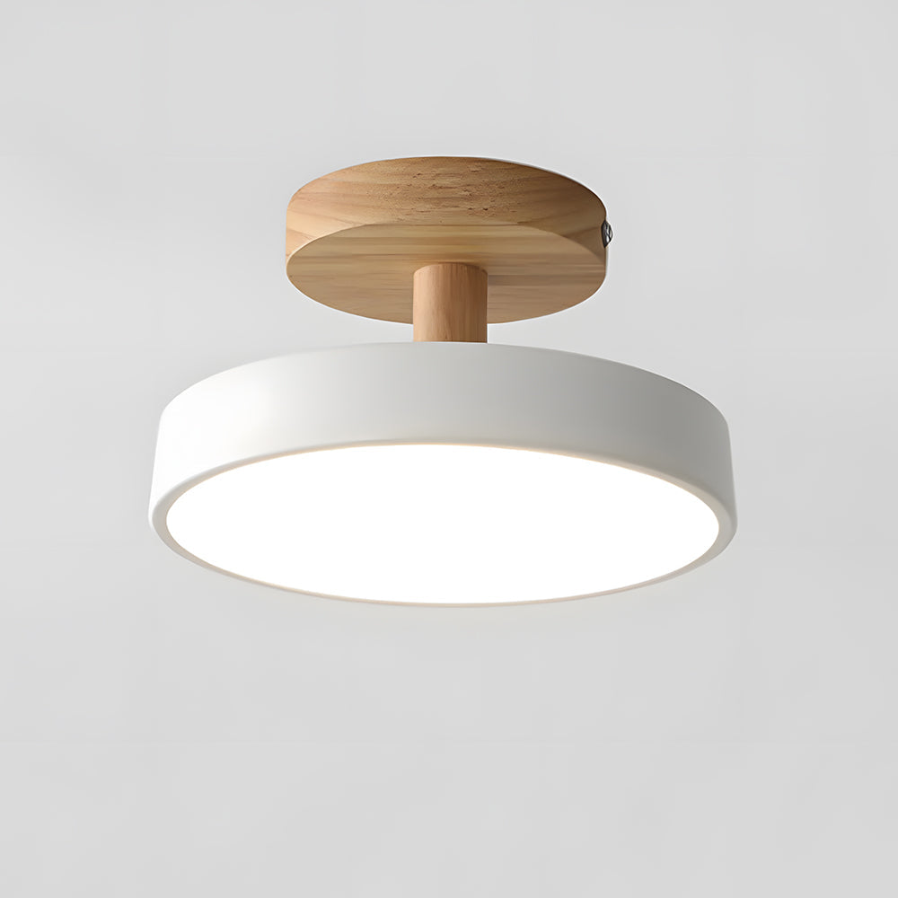 Helhetsbild av rum inrett med stilren taklampa i industriell stil
