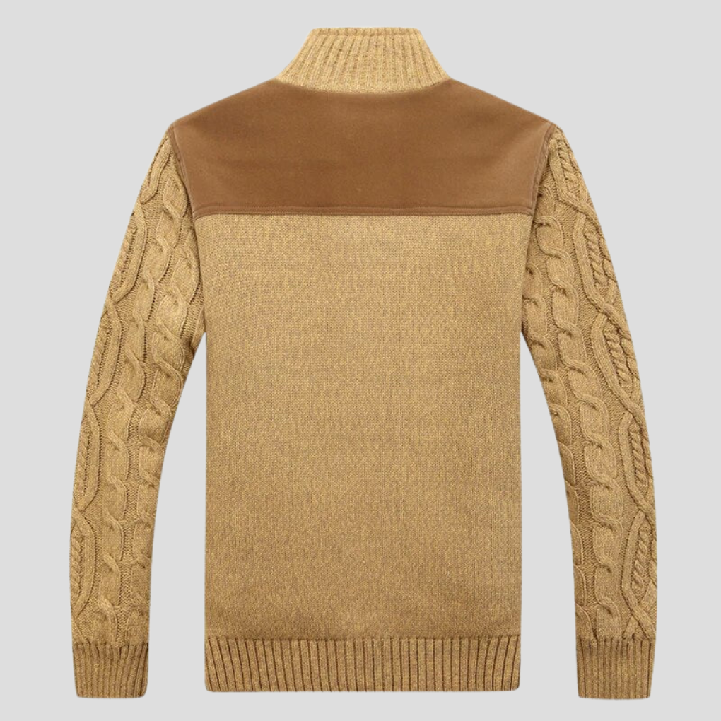 Kabelstickad herrkofta med varmt foder i klassisk design för vintermode