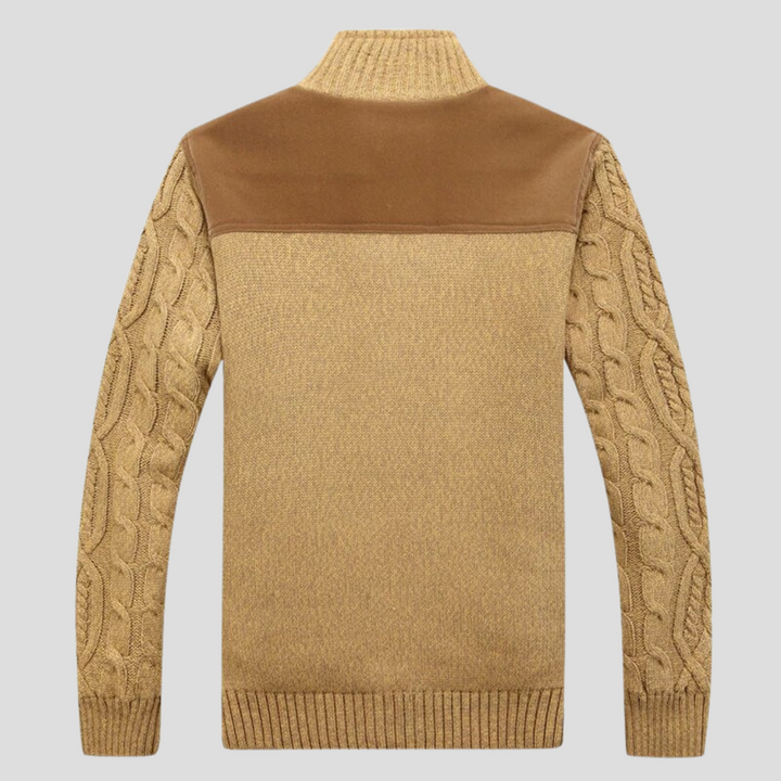 Kabelstickad herrkofta med varmt foder i klassisk design för vintermode