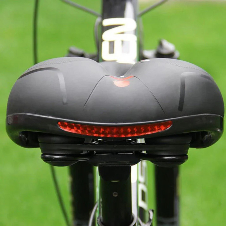 Baksidesvy av cykelsadel med inbyggd röd reflex och stötdämpare