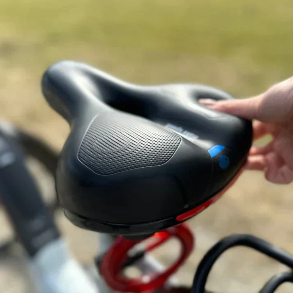 Närbild på ergonomisk cykelsadel med räfflad yta och greppvänlig design