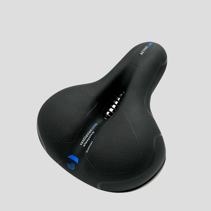 Bekväm cykelsadel i vinkel som visar den strömlinjeformade designen